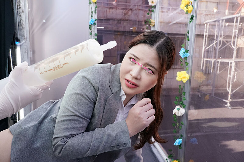 顔出しMM号 黒パンスト限定 ザ・マジックミラー デカ尻OLが初めての牛乳エネマ体験！アナルに大量ミルクを注入されたエリートOLは我慢できずに着衣のまま公開お漏らし噴射イキ！││ハイビジョン│dvmm00118